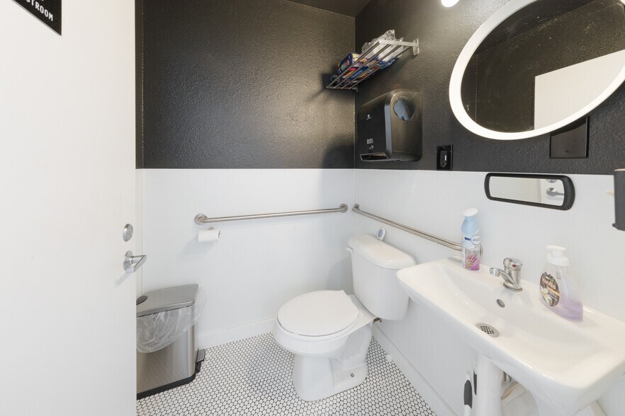 More Photos Of 5338 SE Foster Rd, Portland Storefront For Sale