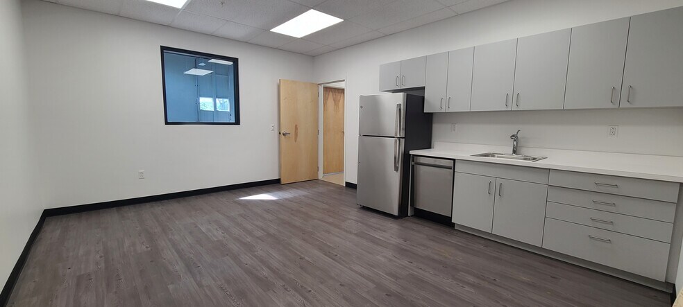 More Photos Of 185 Grassy Plain St, Bethel Manufacturing For Lease