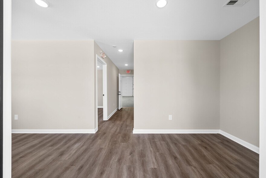 More Photos Of 1400 Dover Rd, Clarksville Showroom For Lease