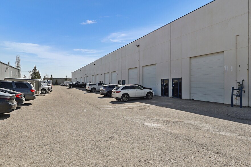 More Photos Of 4999 43rd St SE, Calgary Light Distribution For Sale