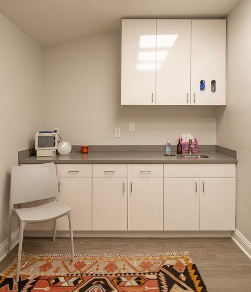 More Photos Of 10724 Riverside Dr, North Hollywood Medical For Lease