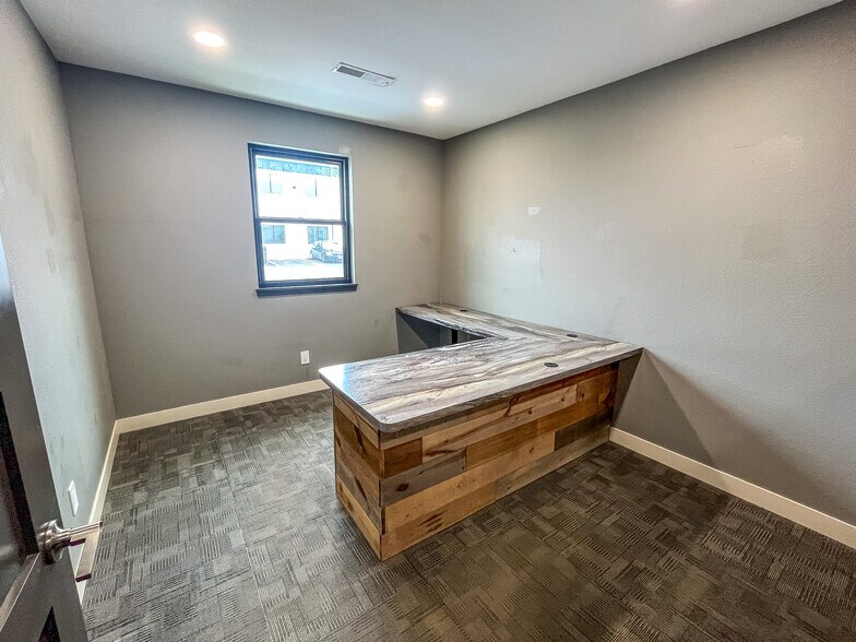 More Photos Of 2507 E Saint Patrick St, Rapid City Distribution For Lease