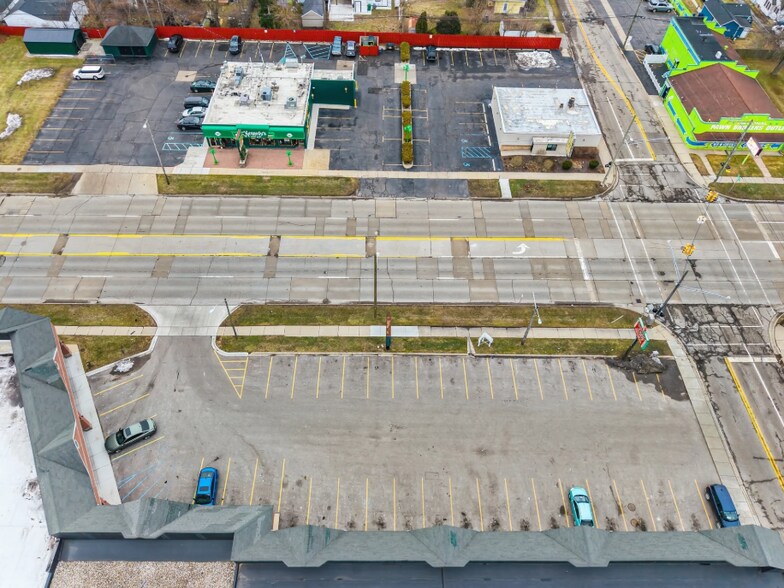 More Photos Of 1052-1072 W Huron St, Waterford Freestanding For Lease