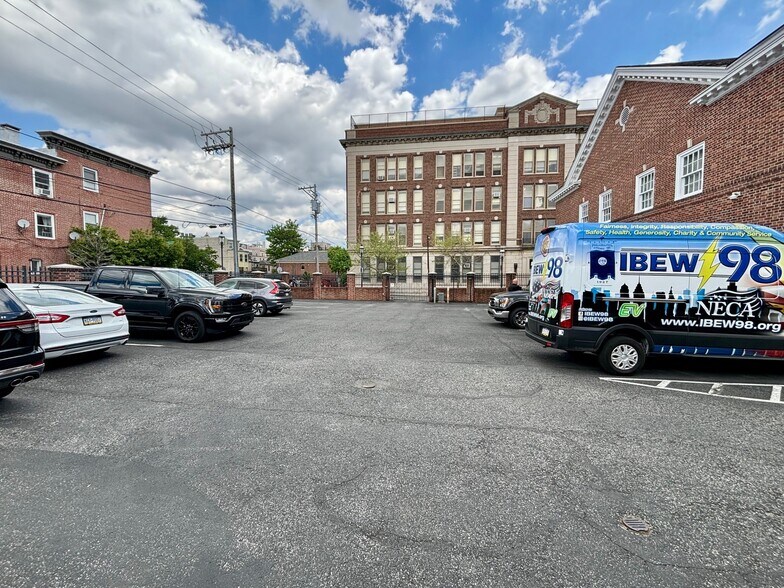 More Photos Of 1701-1707 Spring Garden St, Philadelphia Office For Lease