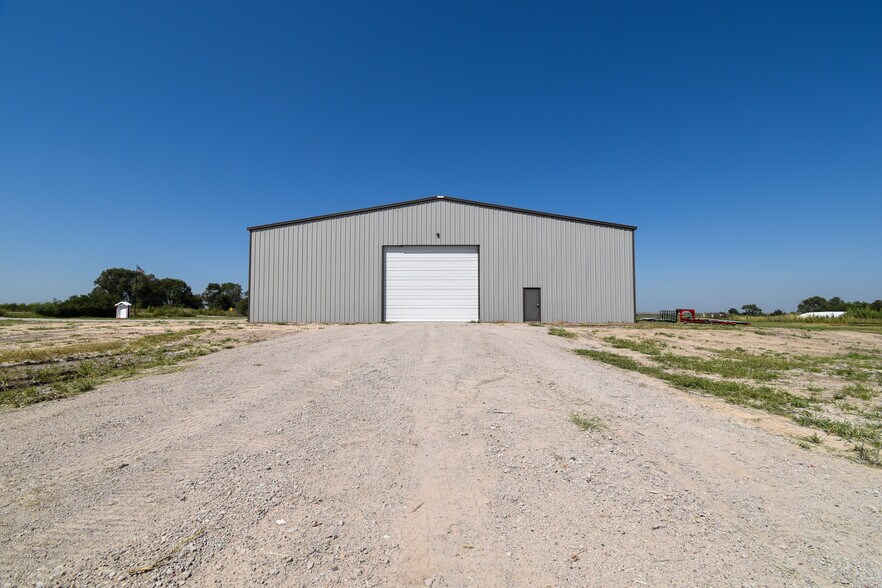 More Photos Of 823 Center Ave, Curtis Warehouse For Lease