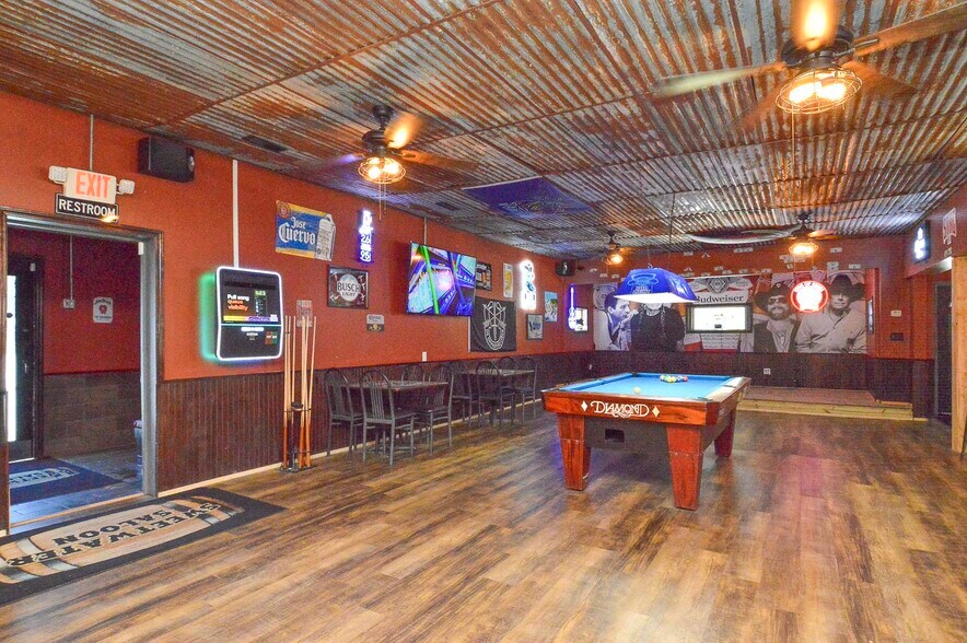 More Photos Of 402 W Deck St, New Douglas General Retail For Sale