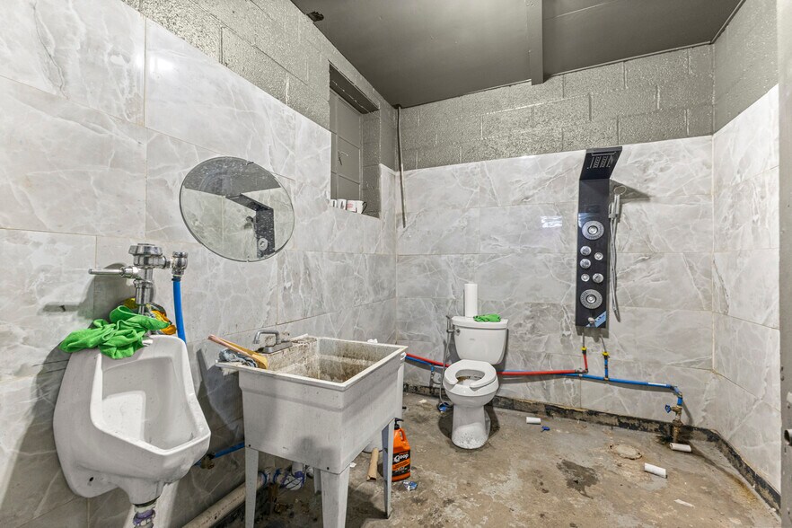 More Photos Of 12950 Lyndon Ave, Detroit Warehouse For Lease