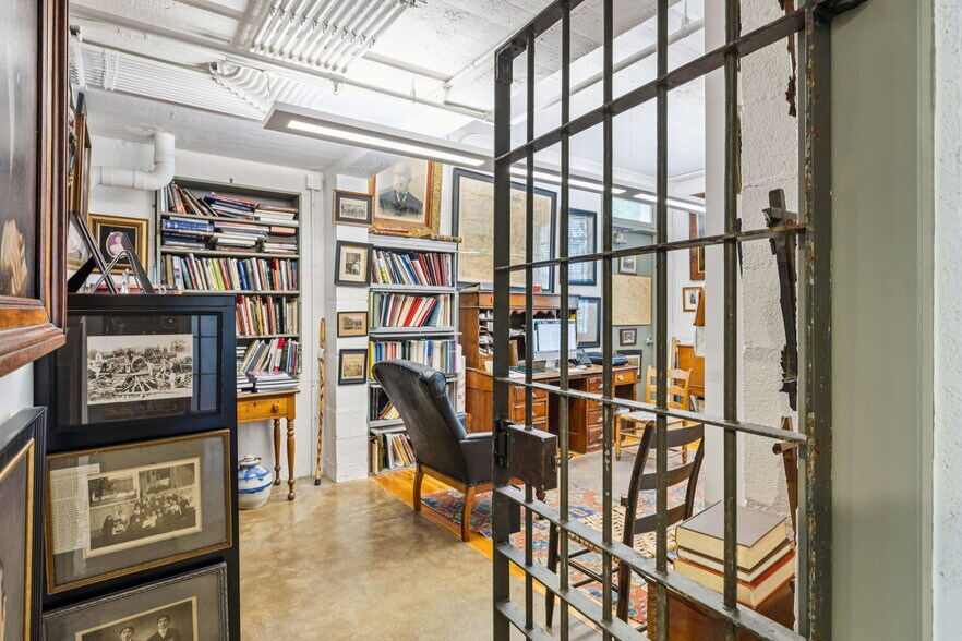 More Photos Of 112 Bridge St, Franklin Office For Sale