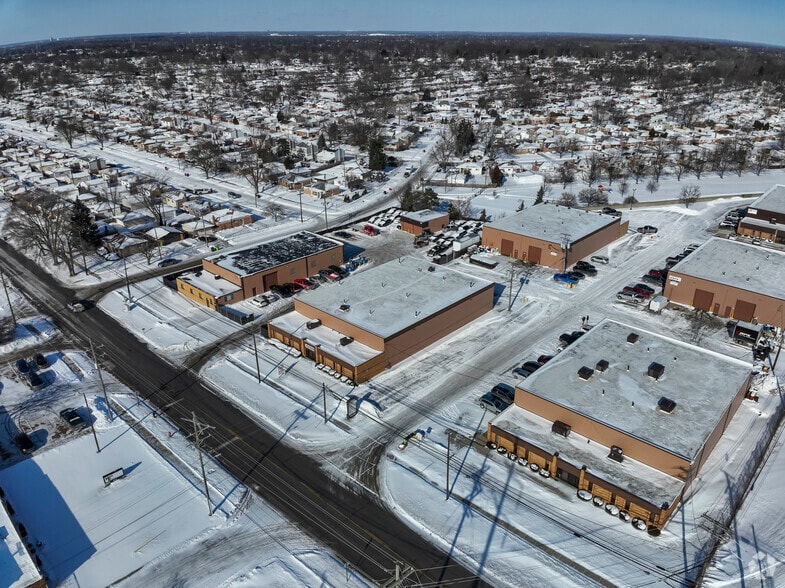 More Photos Of 16129 Common Rd, Roseville Warehouse For Lease