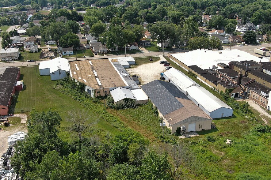 More Photos Of 922 Armstrong St, Morris Distribution For Lease
