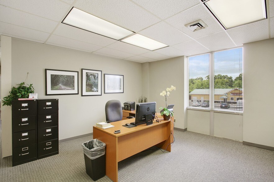 More Photos Of 1602 Pinhook Rd, Lafayette Medical For Lease