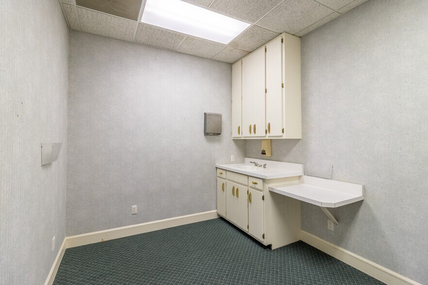 More Photos Of 1421 Ross Dr, Dalton Office For Sale