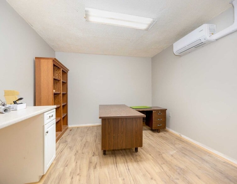 More Photos Of 105 Todd Ct, Thomasville Warehouse For Lease