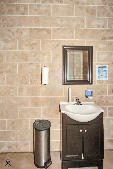 More Photos Of 405 NW Greely Ave, Iroquois Sports And Entertainment For Sale