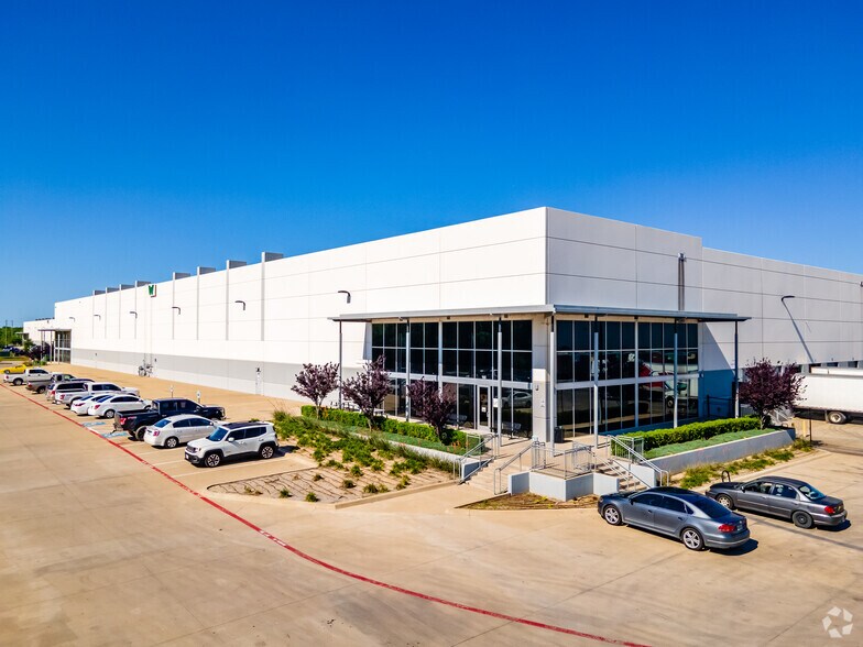 More Photos Of 2250 Lion Country Pky, Grand Prairie Distribution For Lease