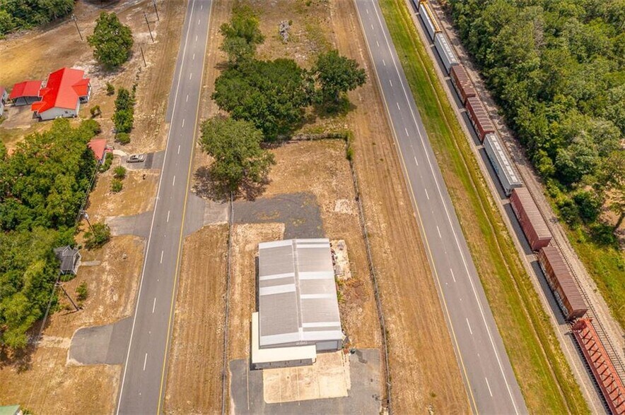 More Photos Of 414 E Jl Tyre St, Screven Showroom For Sale