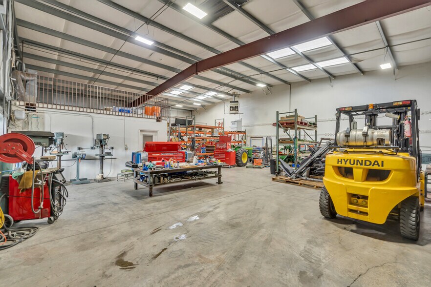 More Photos Of 25533 N Highway 99, Acampo Service For Sale