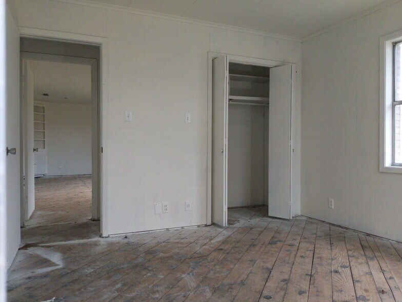 More Photos Of 1948 Tenaha St, Center Storefront Retail Residential For Lease