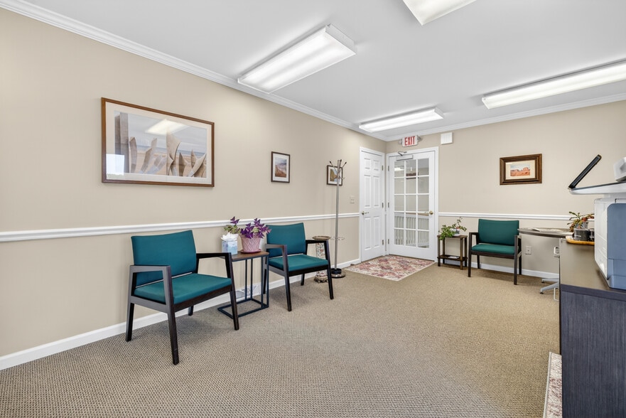 More Photos Of 239 E Main St, Clinton Office For Sale