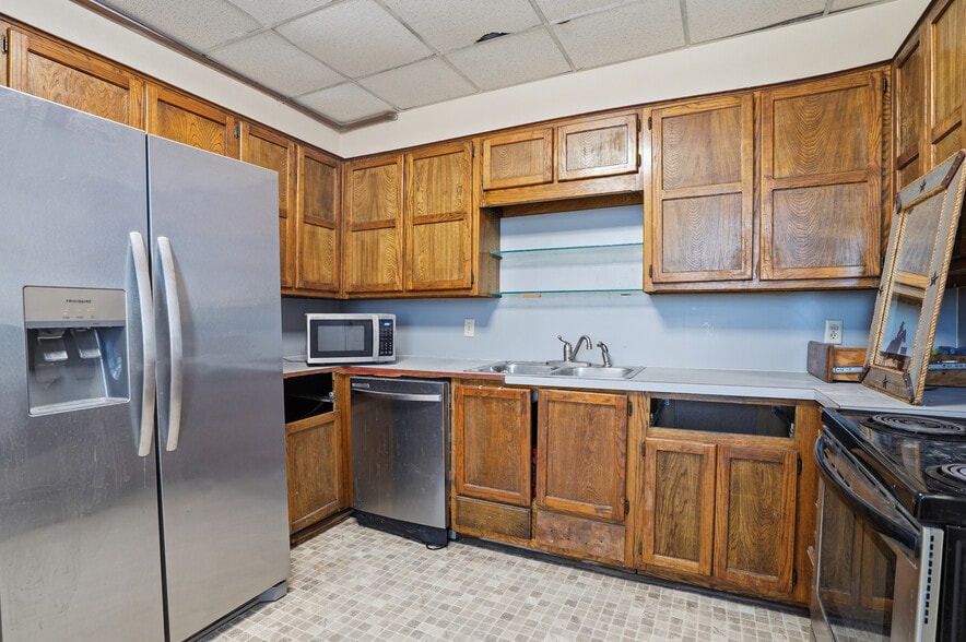 More Photos Of 421 E Henderson St, Cleburne Flex For Sale