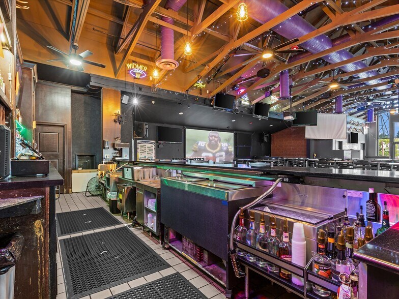 More Photos Of 14417 124th Ave NE, Kirkland Bar For Sale