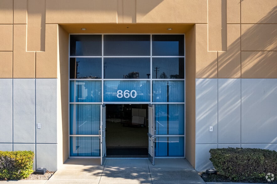 More Photos Of 860 Harbour Way S, Richmond Flex For Lease