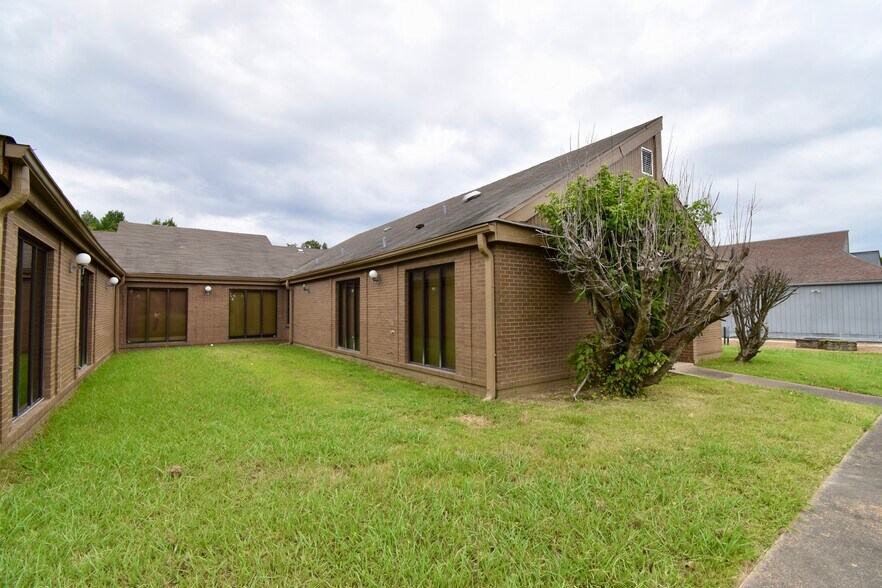 More Photos Of 810 Newman Dr, Helena Office For Sale