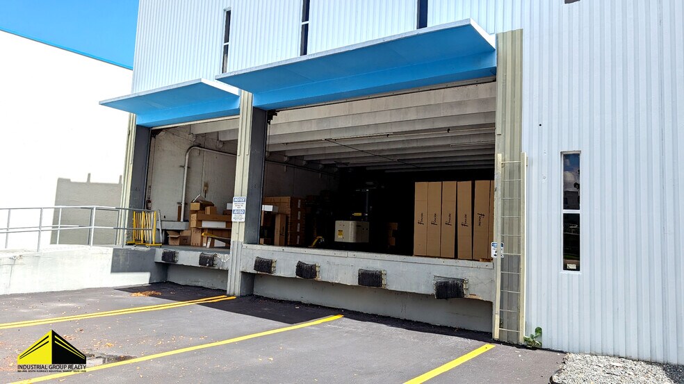 More Photos Of 2741 W 76th St, Hialeah Warehouse For Lease