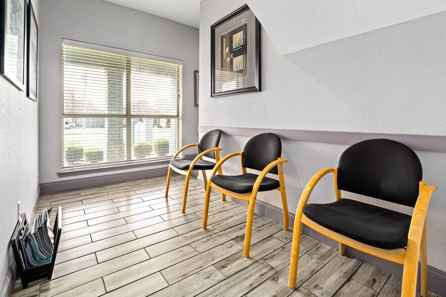 More Photos Of 363 W Main St, Lewisville Medical For Lease