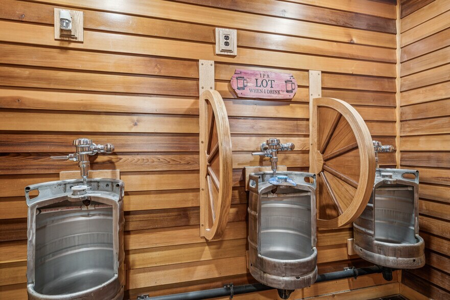 More Photos Of 1 Maple ave, Chelsea Restaurant For Sale