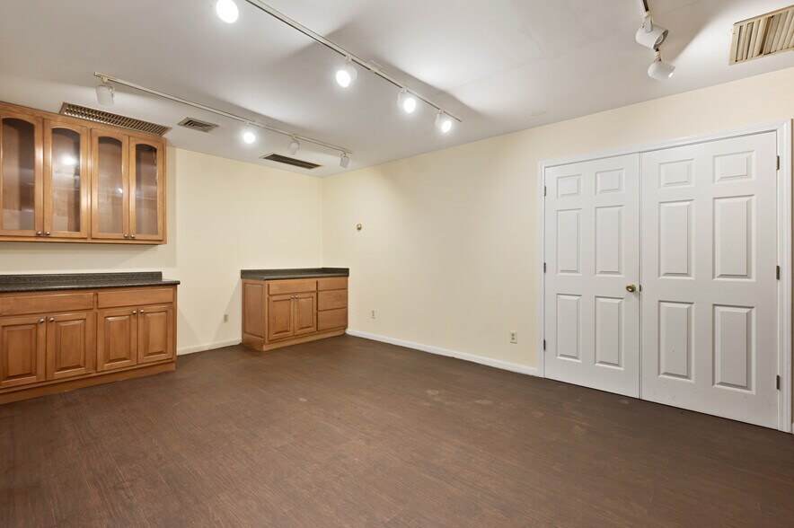 More Photos Of 616 Bay St, Brunswick Warehouse For Lease