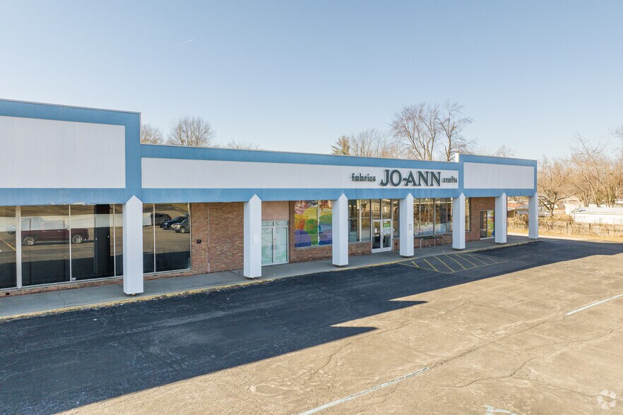 More Photos Of 2576-2584 S Main St, Adrian Storefront For Sale