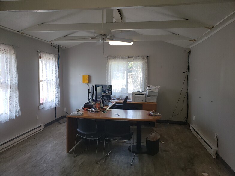 More Photos Of 529 E 2nd St, Franklin Self Storage For Lease