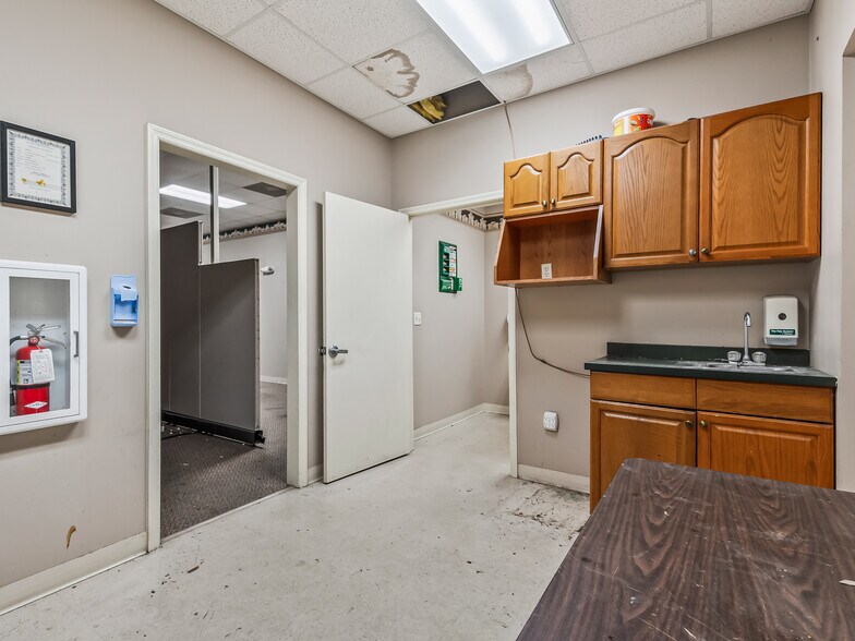 More Photos Of 2016 N Point Blvd, Tallahassee Office For Sale