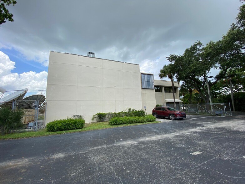 More Photos Of 4119 Blue Heron Blvd W, Riviera Beach Office For Sale