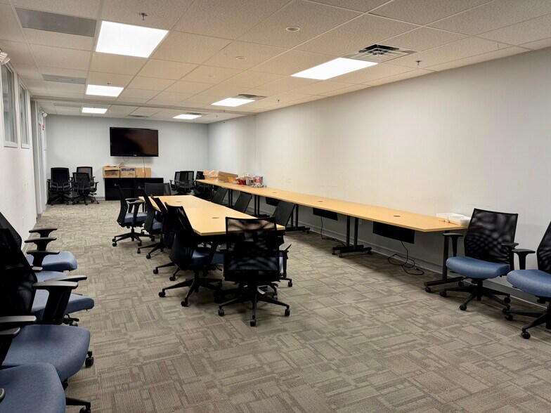 More Photos Of 240-252 Airport Rd, Winchester Light Distribution For Sale