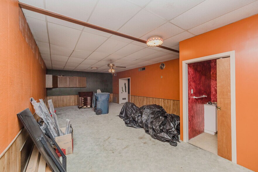 More Photos Of 110 N Poplar St, Hutchinson Warehouse For Sale