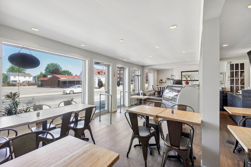 More Photos Of 536 Rue Principale, Laval Freestanding For Sale