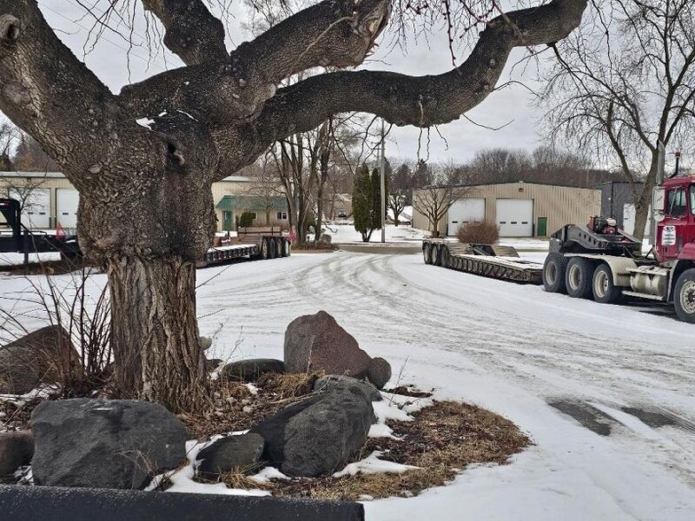 More Photos Of 211 Front St, Burlington Manufacturing For Lease