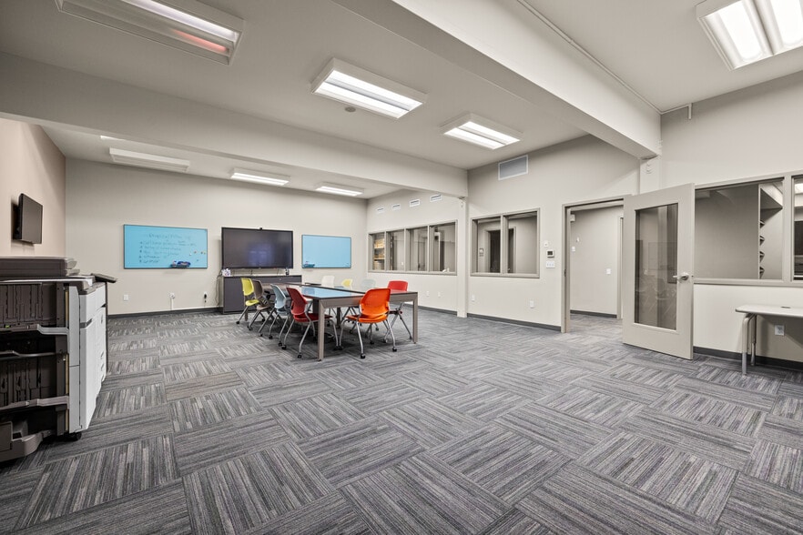 More Photos Of 115 1/2 W Wyoming St, Kalispell Showroom For Lease