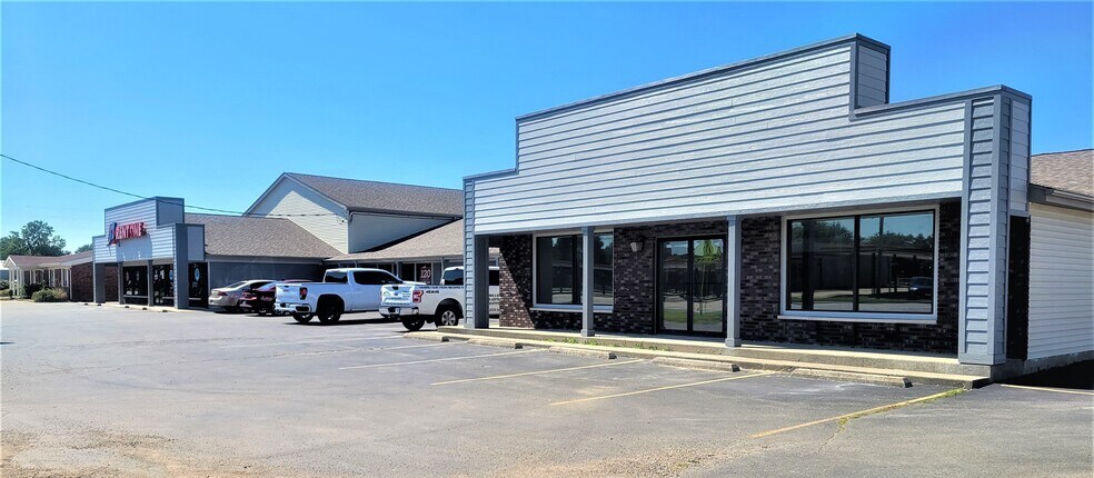 Primary Photo Of 906 W Springfield Rd, Taylorville Storefront Retail Office For Lease