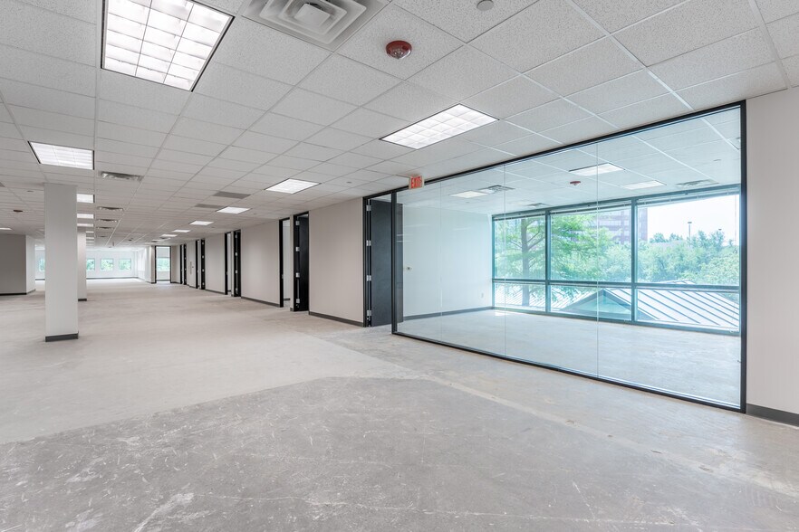 More Photos Of 1750 Valley View Ln, Dallas Office For Sale