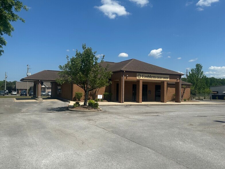 Primary Photo Of 1008 Portwood Dr, Albertville Bank For Lease