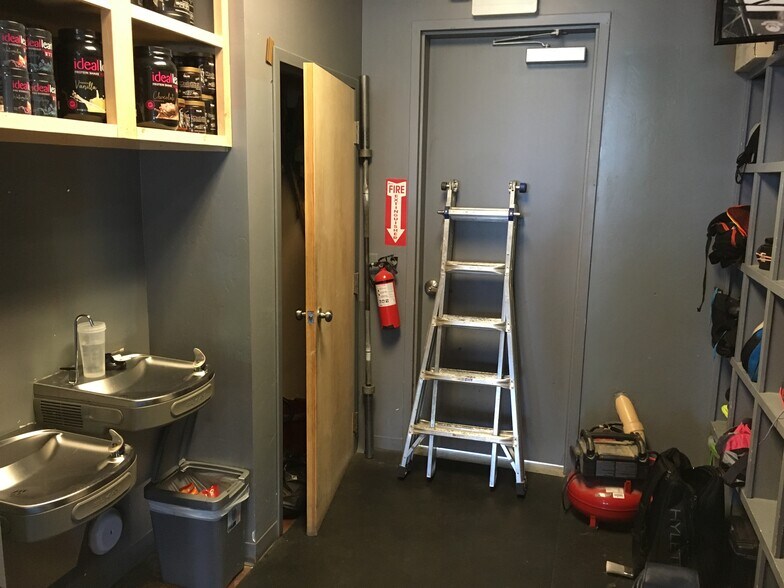 More Photos Of 25 N Hillcrest Dr, Saratoga Springs Storefront For Lease