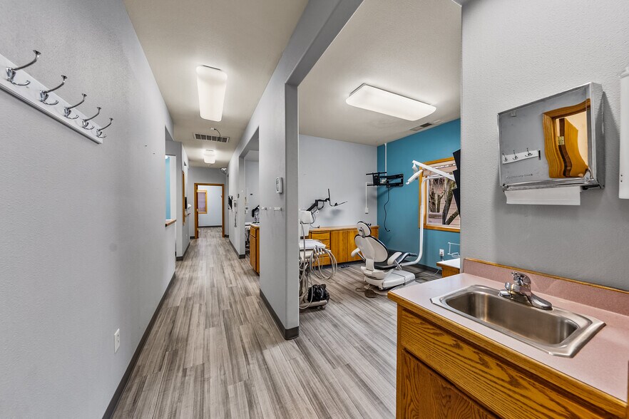 More Photos Of 925 Town Centre Dr, Medford Medical For Lease