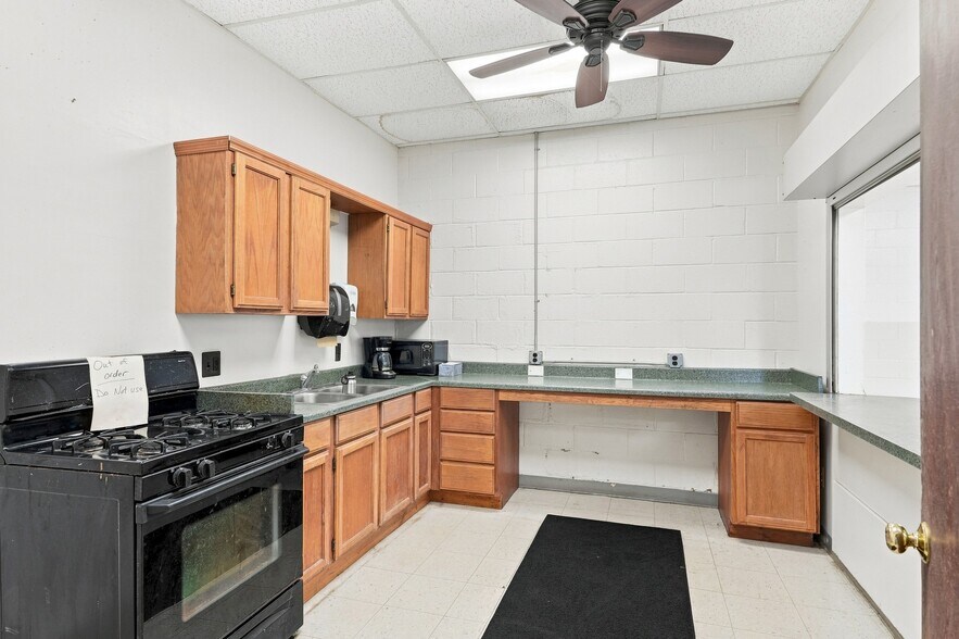 More Photos Of 12305 Beech Daly Rd, Taylor Flex For Lease