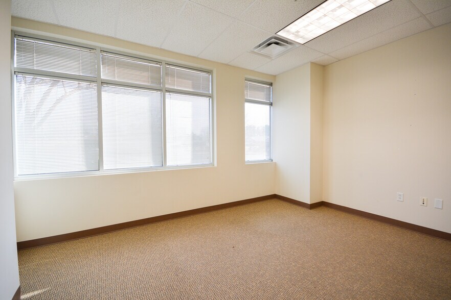 More Photos Of 17300 Chenal Pky, Little Rock Office For Lease