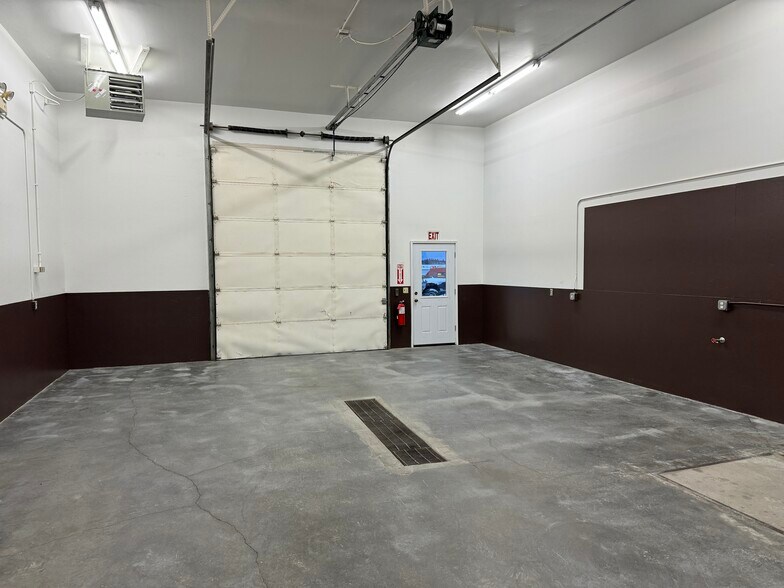 More Photos Of 401 N Willow St, Kenai Light Manufacturing For Lease