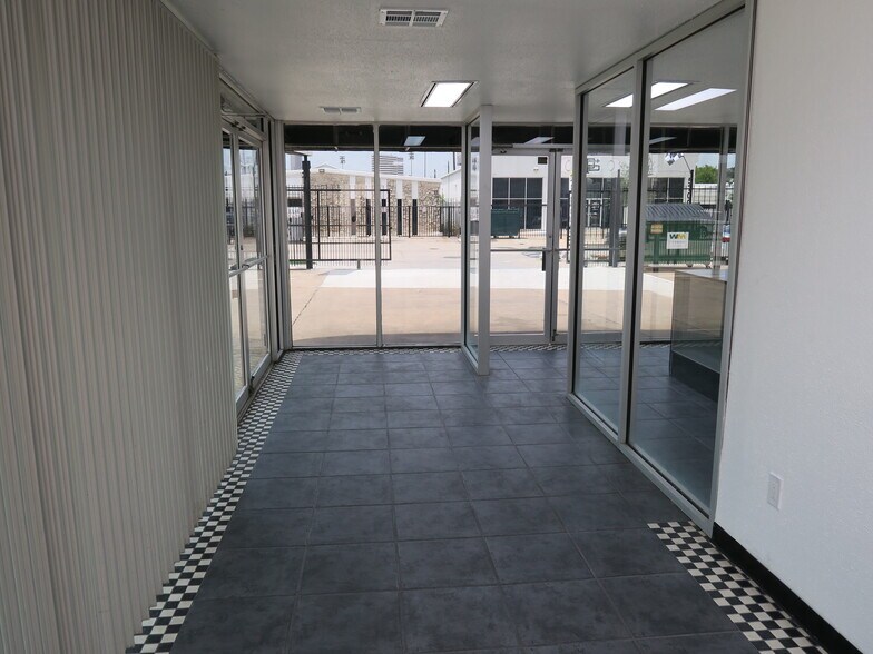 More Photos Of 5711 Star Ln, Houston Service For Lease