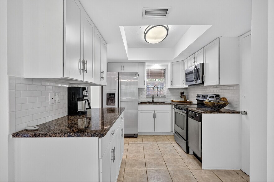 More Photos Of 1884 Southpointe Dr, Sarasota Apartments For Sale